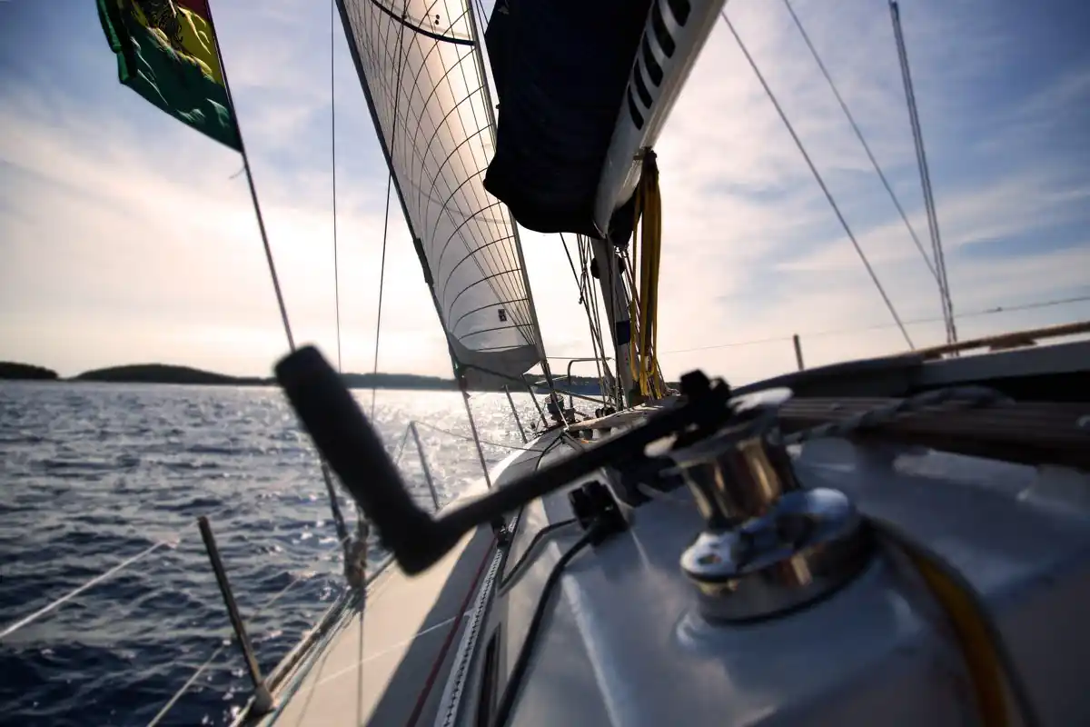 Segelboot auf offenem Wasser