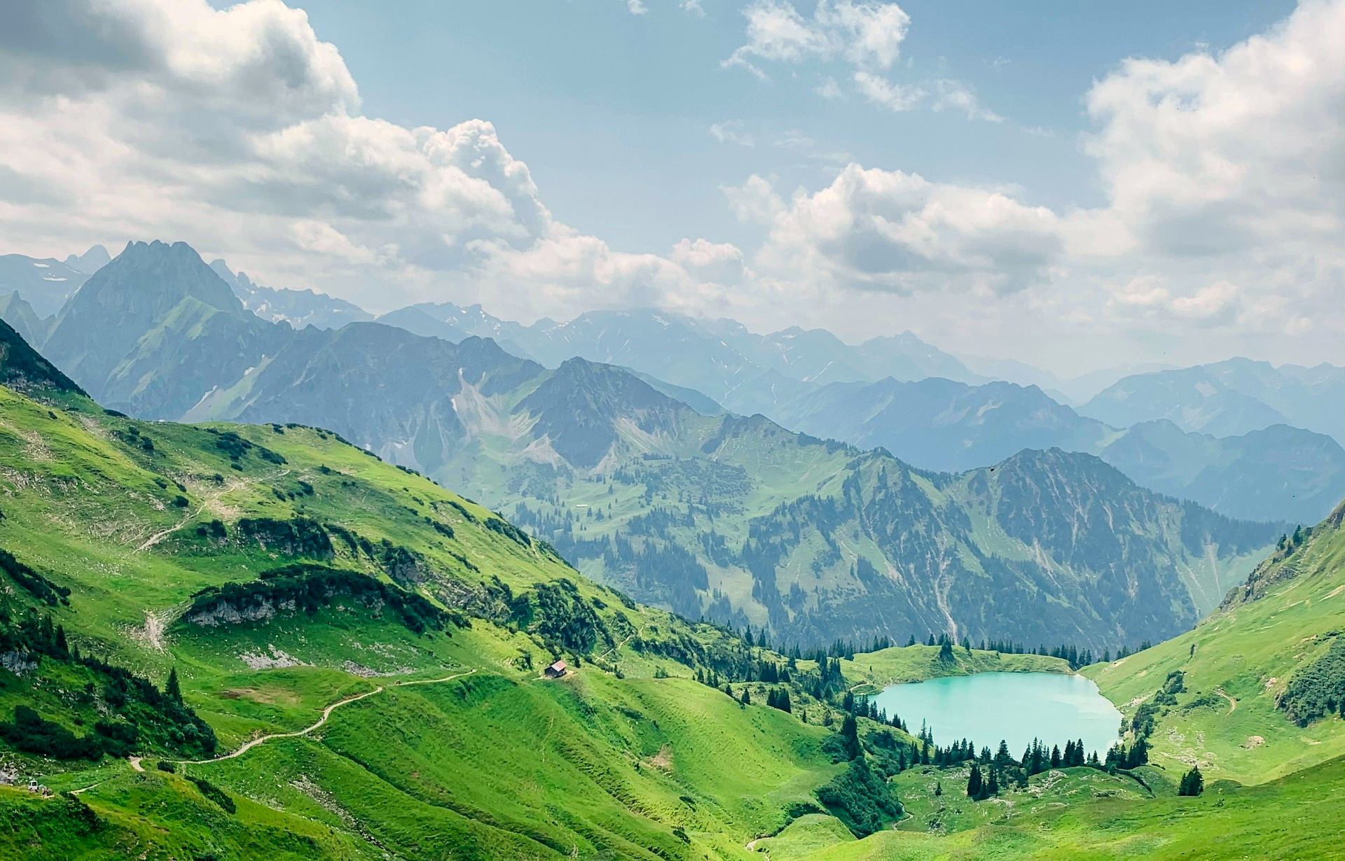 Weite Alpenlandschaft — Retreat-Orte im DACH-Raum