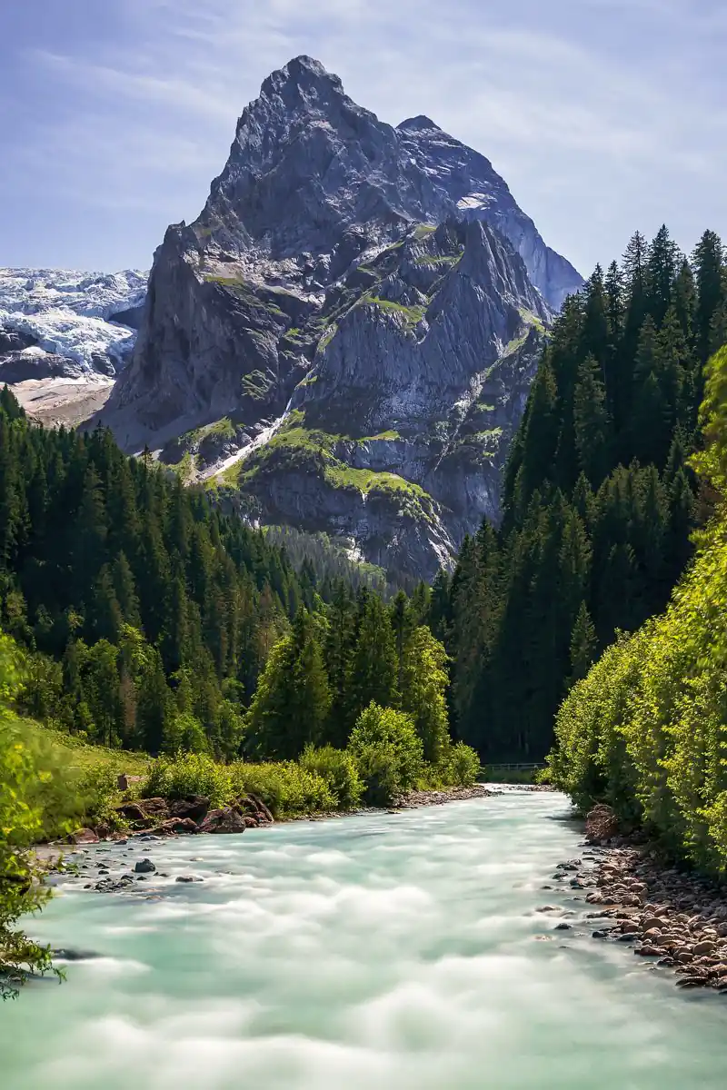 Alpen mit Gletscher und Gebirgsfluss
