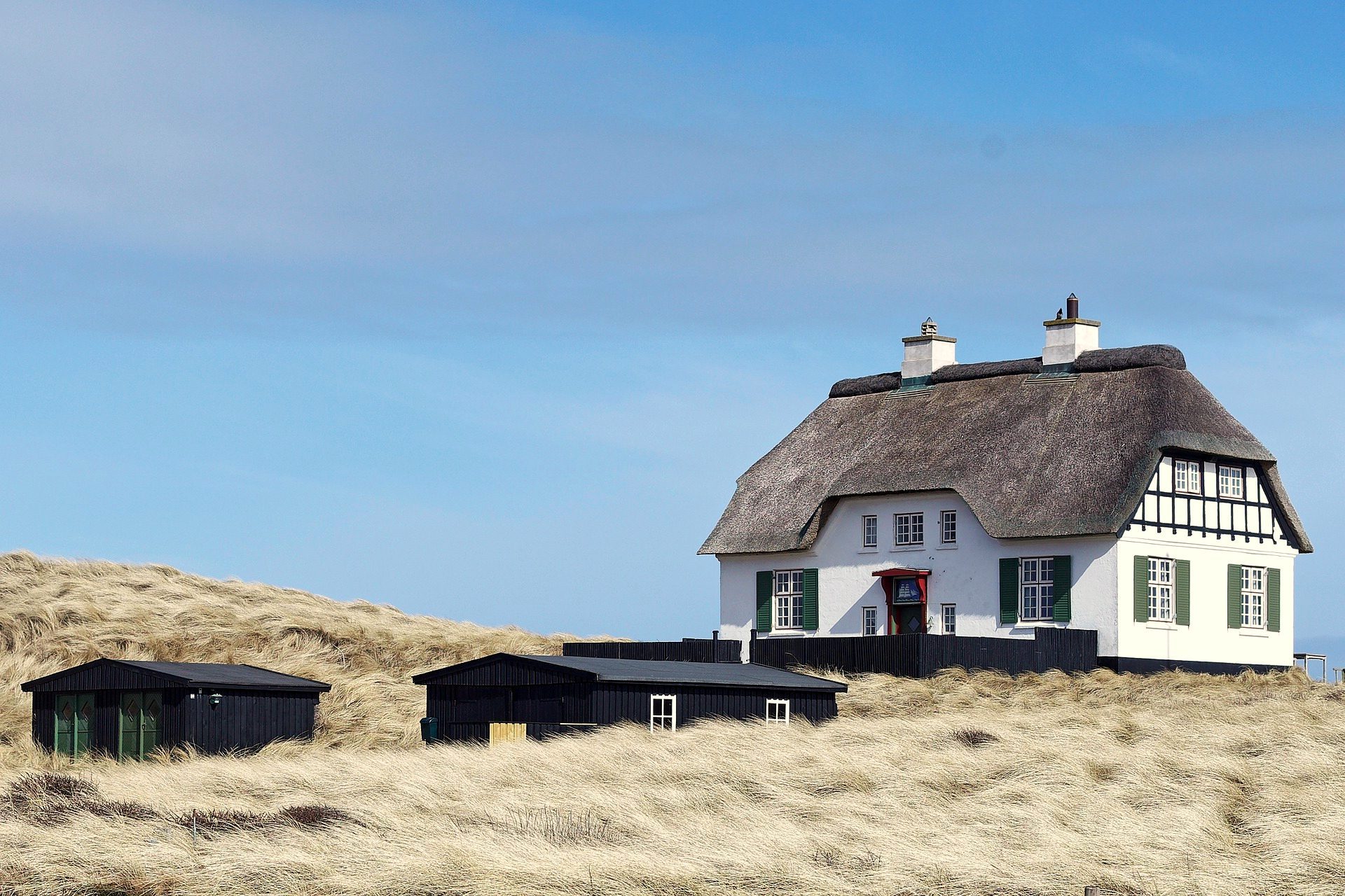 Landhaus in stiller Dünenlandschaft — würdevoller Rahmen