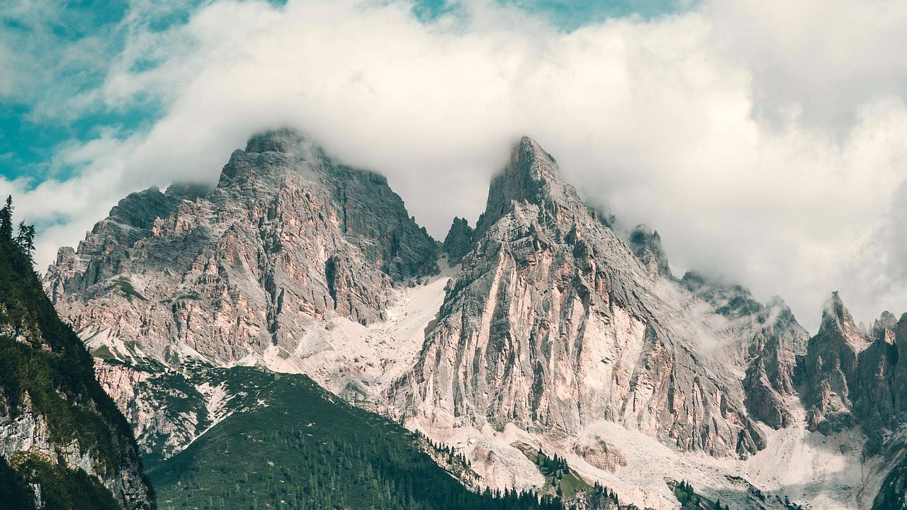 Dolomiten-Gipfel in Wolken — die Spitze