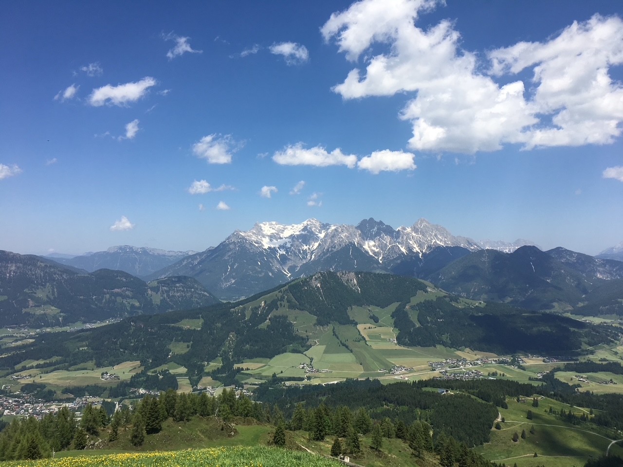 Alpenpanorama über Tal — Klarheit für Vertrieb und Service