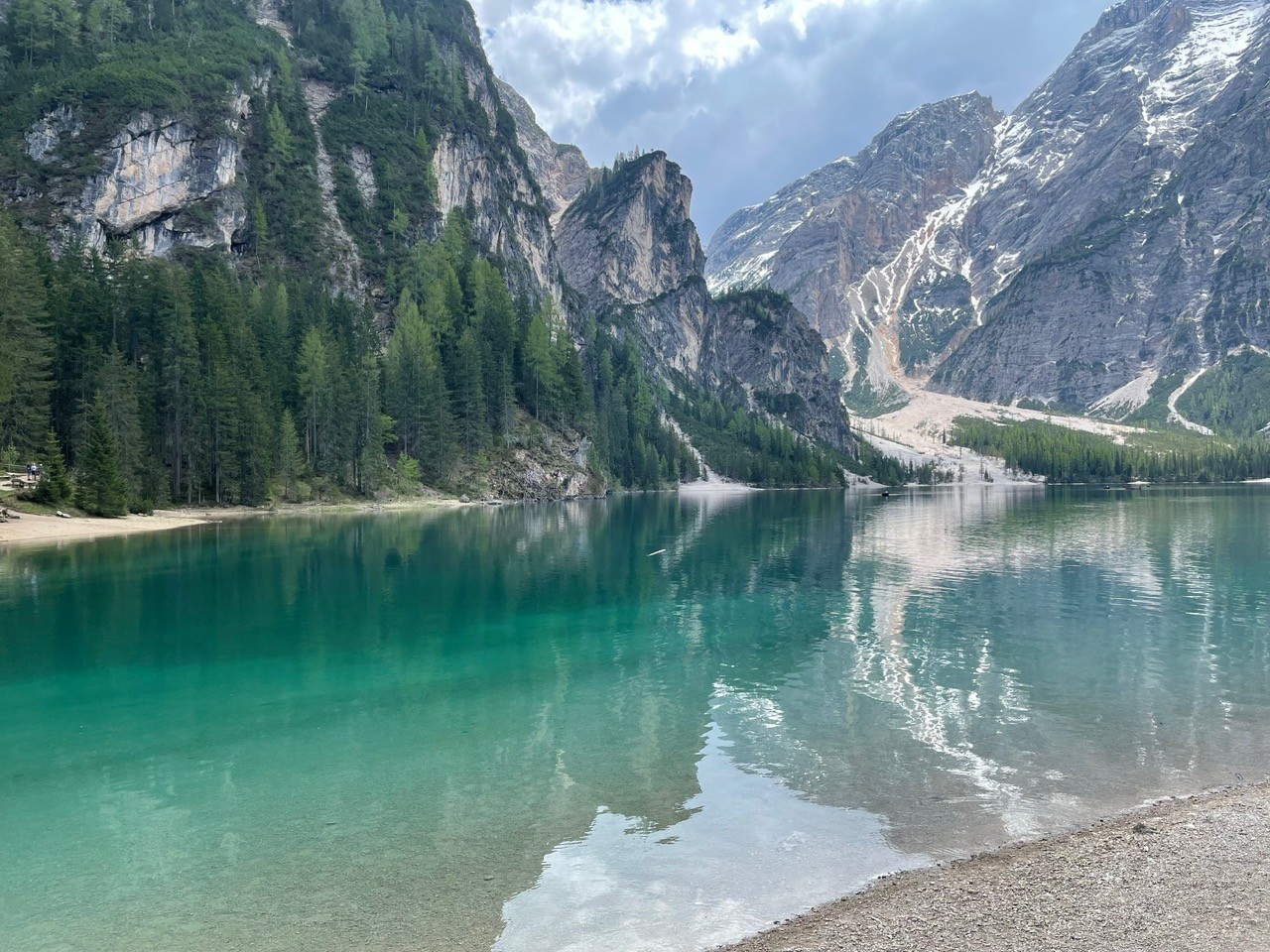 Bergsee zwischen Felswänden — Abstand für Veränderung